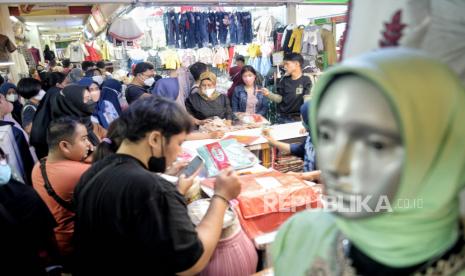 Pengunjung berbelanja kebutuhan Lebaran (ilustrasi). Masyarakat diminta harus bijak dalam memenuhi kebutuhan selama Ramadhan dan Lebaran.