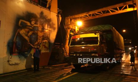 Petugas mengatur aktivitas bongkar muat kendaraan dari kapal penyeberangan pelabuhan ketapang, Banyuwangi, Jawa Timur, Selasa (29/6/2021). KMP Yunice tenggelam di Selat Bali setelah melayani penyeberangan dari Pelabuhan Ketapang menuju Pelabuhan Gilimanuk. 