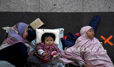 Umat muslim tertidur saat beritikaf pada sepuluh malam terakhir Ramadhan 1442 H di Masjid Pusdai, Kota Bandung, Senin (3/5) dini hari. Amalan Utama yang Dianjurkan Ketika Itikaf, Jangan Sampai Terlewat!