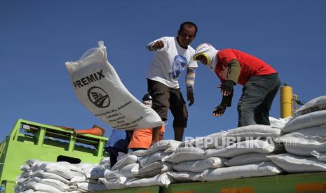 Buruh membongkar muat aspal lokal produksi dari Kabupaten Buton ke dalam kapal barang yang akan didistribusikan ke Ternate di Pelabuhan Nusantara, Kendari, Sulawesi Tenggara, Rabu (21/10/2020). Kabupaten Buton merupakan daerah penghasil aspal lokal dan hampir seluruh kabupaten di Sulawesi Tenggara mengunakan produk tersebut dan sebagian lagi dijual di sejumlah provinsi di Indonesia. 