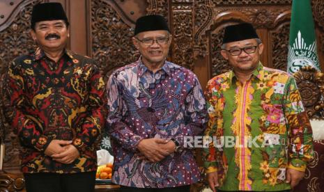 Menko Polhukam Hadi Tjahjanto (kiri), Ketua Umum PP Muhammadiyah Haedar Nashir (tengah) dan Sekretaris Umum PP Muhammadiyah Abdul Mu’ti (kanan) berfoto usai pertemuan di Kantor Pusat PP Muhammadiyah, Jakarta, Rabu (28/2/2024). Kegiatan tersebut selain menjadi ajang silaturahmi juga untuk membahas kondisi pascapemilu yang harus tetap kondusif. 