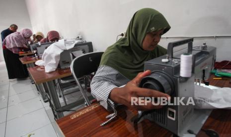 Warga belajar menjahit di Rumah Padat Karya di Jalan Kyai Abdullah No 17, Surabaya, Jawa Timur, Senin (30/5/2022). Pemkot Surabaya menggunakan aset sejumlah bangunan miliknya menjadi Rumah Padat Karya yang difungsikan untuk pemberdayaan ekonomi masyarakat berpenghasilan rendah (MBR) dengan membuka sejumlah unit usaha serta melakukan pelatihan-pelatihan terhadap warga MBR terlebih dahulu sebelum bekerja di tempat itu. 