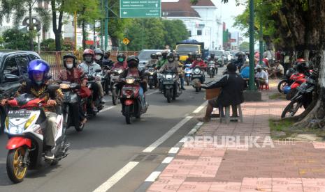  Dinas Pekerjaan Umum Perumahan dan Kawasan Permukiman Kota Yogyakarta memastikan pekerjaan revitalisasi jalur pedestrian di Jalan Senopati berjalan sudah mencapai 70 persen dari total pekerjaan yang ditargetkan rampung pertengahan Desember. Tampak pedagang menawarkan uang rupiah baru di jasa penukaran uang di Jalan Panembahan Senopati, Yogyakarta, Selasa (26/4/2022). 