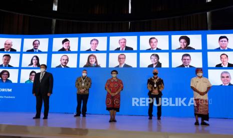 Menteri Luar Negeri Retno Marsudi (tengah) bersama Gubernur Bali Wayan Koster (kanan) berfoto bersama delegasi dari berbagai negara saat pertemuan Bali Democracy Forum (BDF) ke-14 di Nusa Dua, Badung, Bali, Kamis (9/12/2021). Kegiatan yang mengangkat tema “Democracy for Humanity: Advancing Economic and Social Justice during the Pandemic” dengan diikuti 335 peserta dari 95 negara dan empat Organisasi Internasional yang hadir secara fisik maupun secara virtual tersebut sebagai ajang untuk saling belajar tentang nilai-nilai keseteraan, inklusivitas, dan keadilan dapat membantu pemulihan dari pandemi COVID-19. 