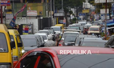 Kemacetan lalu lintas di Jalan Grand Hotel Lembang, Kabupaten Bandung Barat saat libur Natal 2024