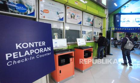 Calon penumpang membeli tiket di loket Stasiun Gambir, Jakarta (ilustrasi).