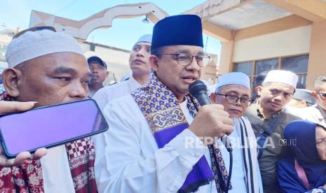 Capres nomor urut 1 Anies Baswedan saat menyambangi Ponpes Al Aziziyah di NTB sebagai rangkaian kegiatan kampanye Pilpres 2024, Selasa (19/12/2023). 