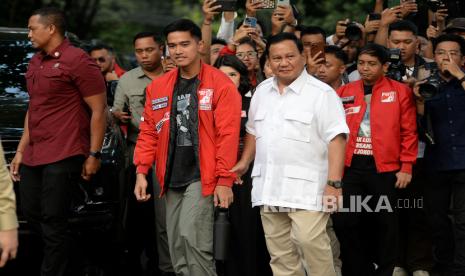 Ketua Umum Partai Gerindra Prabowo Subianto menyambut Ketua Umum PSI Kaesang Pangarep ketika akan melakukan pertemuan di Kertanegara, Jakarta, Kamis (12/10/2023). Prabowo menerima kunjungan Kaesang dalam rangka silaturahmi sekaligus berdiskusi tentang situasi politik dan kebangsaan terkini.