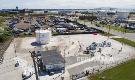 Gambar yang dibuat dengan drone menunjukkan fasilitas Colonial Pipeline di Baltimore, Maryland, AS, 10 Mei 2021. Serangan dunia maya memaksa penutupan sistem antarnegara bagian yang luas dari Colonial Pipeline, yang membawa bensin dan bahan bakar jet dari Texas ke New York. FBI mengonfirmasi bahwa ransomware Darkside bertanggung jawab atas serangan yang membahayakan perusahaan pipa yang berbasis di Atlanta.