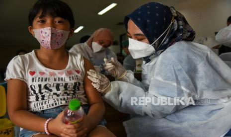 Petugas kesehatan menyuntikkan vaksin COVID-19 jenis Sinovac pada seorang anak saat vaksinasi massal anak usia 6-11 tahun di Rumah Sakit Universitas Sumatera Utara (USU), Kota Medan, Sumatera Utara, Kamis (30/12/2021). Pemerintah Provinsi Sumatera Utara bekerjasama dengan IDAI (Ikatan Dokter Anak Indonesia) Sumut melaksanakan vaksinasi untuk anak usia 6-11 tahun selama dua hari dengan target 2.000 dosis. 