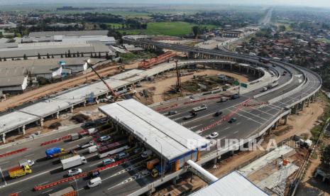 Foto udara kendaraan yang melintas di Gerbang Tol Simpang Susun Cileunyi, Kabupaten Bandung, Jawa Barat, Rabu (1/9/2021). PT Jasa Marga mengoperasikan Gerbang Tol Cileunyi yang baru pada hari ini (1/9/2021) guna menunjang penyelesaian pembangunan Jalan Tol Cileunyi-Sumedang-Dawuan (Cisumdawu) yang terintegrasi dengan Jalan Tol Padaleunyi. 