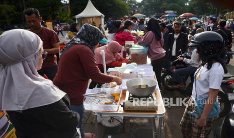 Warga membeli aneka kuliner untuk takjil berbuka puasa di kawasan Taman Monumen Perjuangan Rakyat Jawa Barat (Monju), Kota Bandung Selasa (12/3/2024). Ruang publik yang belum lama diresmikan ini, sekarang menjadi salah satu tempat favorit ngabuburit khusunya untuk anak-anak di Kota Bandung.