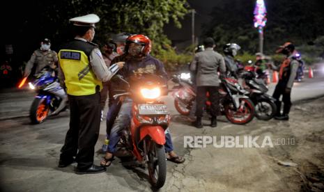 Petugas gabungan melakukan pemeriksaan sejumlah kendaraan di posko penyekatan mudik lebaran Kedung Waringin, Karawang, Kabupaten Bekasi, Jawa Barat, Ahad (9/5). Sebanyak 542 kendaraan pemudik diputar balik saat penyekatan mudik lebaran diantaranya 168 kendaraan roda empat dan 374 kendaraan roda dua. Republika/Thoudy Badai