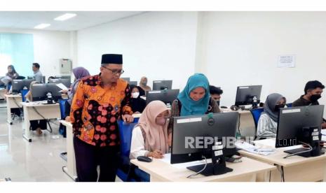 Rektor UIN Walisongo, Prof Dr Imam Taufiq MAg meninjau pelaksanaan ujian berbasis computer (CBT) pada seleksi Ujian jalur mandiri (UJM) Penerimaan mahasiswa baru UIN Walisongo, di kampus 3 UIN Walisongo, Rabu (5/7)/2023.