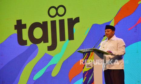 Wakil Gubernur Jawa Barat Uu Ruzhanul Ulum menyampaikan sambutan saat acara Takjub Akbar yang digelar komunitas Tajir di Sasana Budaya Ganesha, Kota Bandung, Jumat (27/1/2023). Dalam acara tersebut hadir 75 tenant dan 180 pembicara lokal dan internasional dengan latar belakang usaha yang dirangkum dalam sejumlah tema diskusi, dengan harapan dapat menggugah motivasi para peserta untuk dapat bertahan di tengah ketidakpastian kondisi ekonomi pasca pandemi.