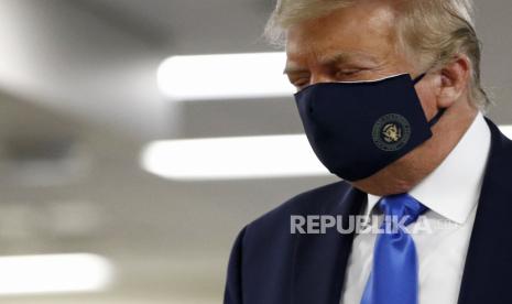 Presiden Donald Trump mengenakan masker saat melakukan kunjungan ke Pusat Kesehatan Militer Nasional Walter Reed di Bethesda, Sabtu, (11/6). Trump enggan membuat aturan yang mengharuskan warganya memakai masker meski kasus Covid-19 di negaranya tertinggi di dunia.