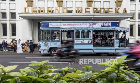 Sejumlah warga beraktivitas di kawasan Asia Afrika, Kota Bandung. Indonesia diharapkan bisa memasuki tahap endemi pada tahun depan. Perubahan dari pandemi ke endemi hanya bisa terjadi jika Indonesia mampu melewati perayaan Natal dan Tahun Baru tanpa membebani sistem kesehatan.