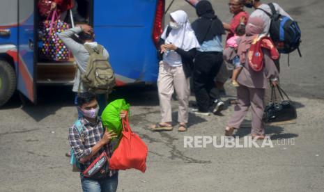 Pemudik tiba dari kampung halaman di Terminal Baranangsiang, Kota Bogor, Jawa Barat, Jumat (6/5/20222). Sejak Kamis (5/5/2022) Arus balik di terminal tersebut terus meningkat dan diperkirakan akan mencapai puncaknya pada Sabtu (7/5/2022) seiring dengan berakhirnya libur lebaran 2022.Prayogi/Republika.