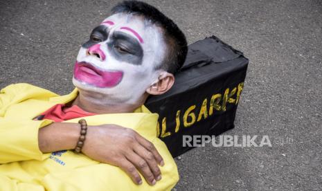 Buruh yang tergabung dalam Kongres Aliansi Serikat Buruh Indonesia (KASBI) melakukan aksi teatrikal saat aksi nasional di depan Gedung Sate, Jalan Diponegoro, Kota Bandung (ilustrasi)