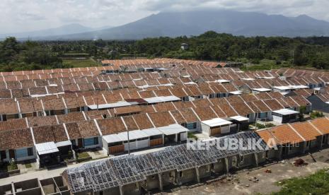 Foto udara perumahan subsidi. Kementerian PUPR menetapkan batasan harga rumah program KPR FLPP naik berkisar tujuh persen pada rentang Rp166 juta sampai Rp240 juta yang berlaku pada tahun 2024.  