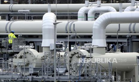  Pipa di fasilitas pendaratan pipa gas Nord Stream. Kremlin mengatakan sanksi-sanksi Barat yang harusnya disalahkan atas berhentinya operasi Nord Stream 1.