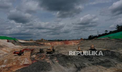 Pekerja dibantu alat berat mengerjakan proyek pembangunan tol Ibu Kota Negara (IKN) Nusantara segmen KKT Kariangau-Simpang Tempadung di Penajam Paser Utara, Kalimantan Timur, Kamis (23/2/2023). Pembangunan jalan tol yang menghubungkan Balikpapan dengan Kawasan Inti Pusat Pemerintahan (KIPP) IKN Nusantara tersebut diharapkan mampu mempersingkat jarat tempuh dari dua jam menjadi 30 menit dan ditargetkan rampung pada akhir tahun 2024.