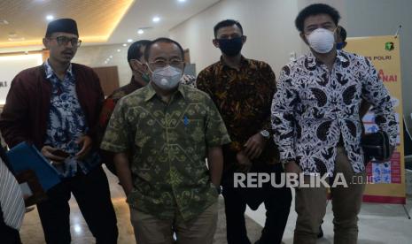 Mantan Sekretaris Kementerian BUMN Muhammad Said Didu (dua kiri) berjalan meninggalkan gedung saat jeda istirahat pemeriksaan di Bareskrim Polri, Jakarta, Jumat (15/5). Said Didu diperiksa terkait kasus dugaan pencemaran nama baik Menteri Koordinator Kemaritiman dan Investasi Luhut Binsar Pandjaitan