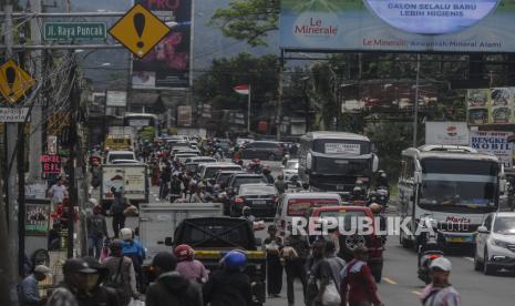 Suasana kepadatan kendaraan di jalur wisata Puncak, Cipayung, Kabupaten Bogor, Jawa Barat, Kamis (3/3/2022). Polres Bogor memberlakukan rekayasa lalu lintas sistem satu arah dan penyekatan ganjil genap kendaraan pada libur Hari Raya Nyepi 2022, untuk mengurai kemacetan di jalur wisata Puncak. Cianjur Gelontorkan Rp 5 Miliar Lanjutkan Pembangunan Jalur Puncak II