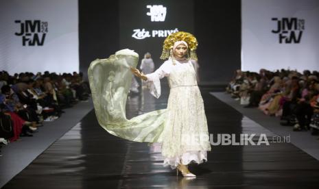 Model memperagakan busana muslim hasil karya sejumlah perancang di ajang Jakarta Muslim Fashion Week 2024 di Indonesia Convention Exibition (ICE) BSD, Tangerang, Banten, Kamis (19/10/2023). Acara yang menampilkan peragaan busana dan juga pameran busana muslim ini diharapkan dapat mewujudkan Indonesia sebagai pusat busana muslim global. 