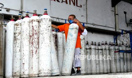 Komisi B DPRD Surabaya meminta pemerintah setempat membentuk Satgas Oksigen untuk menangani kelangkaan oksigen menyusul adanya peningkatan jumlah pasien COVID-19 yang dirawat di rumah sakit akhir-akhir ini. (Foto: Ilustrasi tabung oksigen)