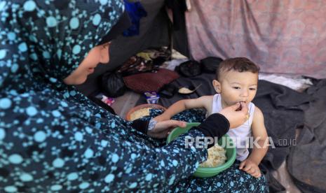 Seorang wanita memberi makan bayi (ilustrasi). 