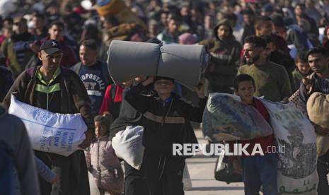 Seorang anak Palestina tersenyum saat berjalan kaki pulang kembali menuju rumah mereka di Jalur Gaza Utara, Senin (27/1/2025). Ribuan warga Palestina untuk pertama kalinya kembali ke rumah mereka di wilayah Gaza Utara yang sebelumnya ditutup oleh Israel.