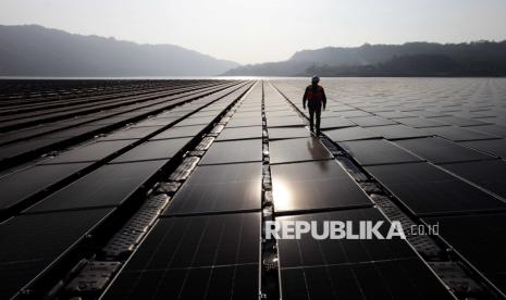 Teknisi memeriksa solar panel pada proyek PLTS Terapung di Waduk Cirata, Kabupaten Purwakarta, Jawa Barat, Selasa (26/9/2023). 