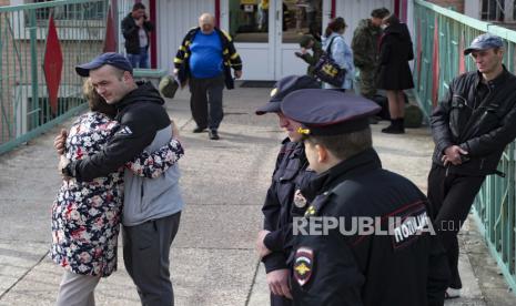 Seorang rekrutan Rusia memeluk ibunya di pusat rekrutmen militer di Volgograd, Rusia, Sabtu, 24 September 2022.