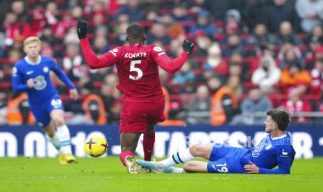 Bek Liverpool Ibrahima Konate (tengah) yang sedang diincar klub Arab Saudi, Al-Ittihad.