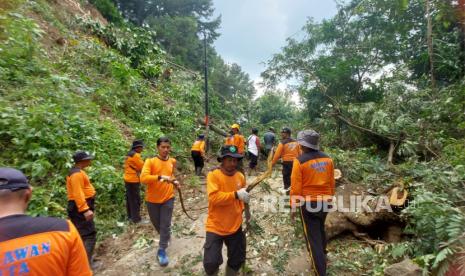 Proses pembersihan material longsor yang menutup akses jalan di lingkungan Dusun Kaligawe, Kelurahan Susukan, Kecamatan Ungaran Timur, Kabupaten Semarang, oleh relawan BPBD Kabupaten Semarang, Selasa (7/2).