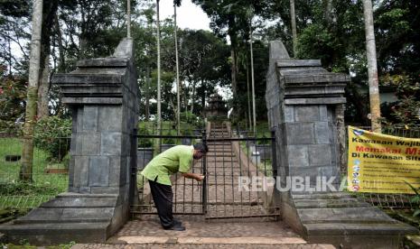 Petugas menutup pagar masuk di Wisata Alam dan Budaya Candi Cangkuang, Leles, Kabupaten Garut, Jawa Barat. Saat ini objek-objek wisata di Garut telah dibuka setelah daerah itu berstatus PPKM level 2. (ilustrasi)