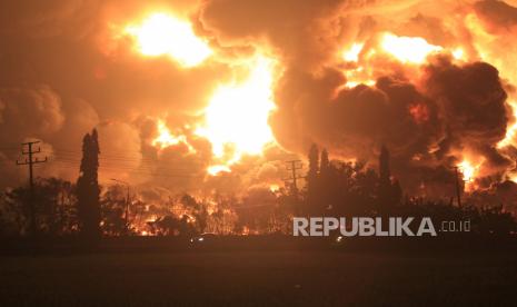 Api membumbung tinggi saat terjadi kebakaran di kompleks Pertamina RU VI Balongan, Indramayu, Jawa Barat, Senin (29/3/2021) dini hari. ANTARA FOTO/Dedhez Anggara/pras.