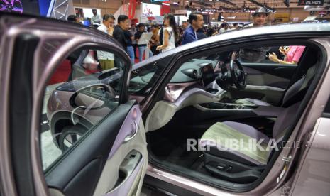 Pengunjung memadati booth BYD dalam ajang Gaikindo Indonesia Internasional Auto Show (GIIAS) 2024 di ICE BSD, Tengerang, Banten, Kamis (18/7/2024).