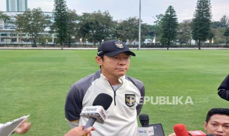 Pelatih Timnas Indonesia, Shin Tae-yong setelah memimpin latihan Timnas U-20 di Stadion A Gelora Bung Karno, Jakarta, Jumat (3/2/2023).