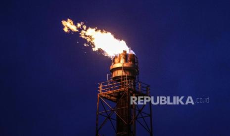 Kilang BP membakar gas di Gelsenkirchen, Jerman, Selasa malam, 5 April 2022. Badan Energi Internasional (IEA) memperingatkan, Eropa perlu bersiap karena Rusia kemungkinan menghentikan pasokan gas ke Benua Biru tersebut. 