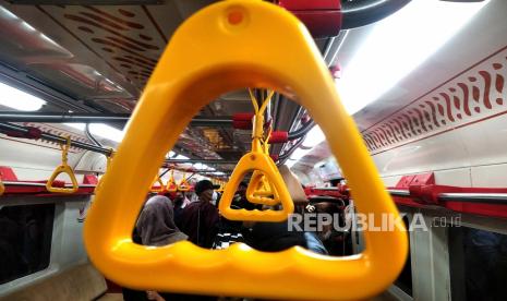 Kepadatan penumpang KRL commuter line di lintasan Solo-Jogja, Yogyakarta, Ahad (22/1/2023). PT Industri Kereta Api atau PT INKA (Persero) menyiapkan kajian untuk melakukan retrofit terhadap Kereta Rel Listrik (KRL) yang dioperasikan PT Kereta Commuter Indonesia (KCI).