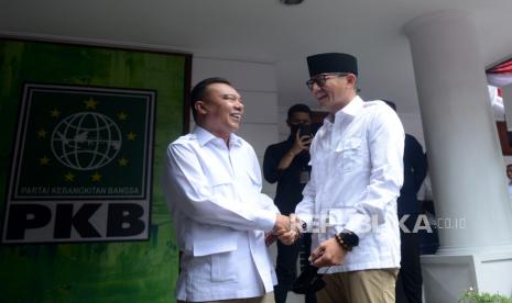 Wakil Ketua Dewan Pembina Partai Gerindra Sandiaga Uno berbincang dengan Ketua Harian DPP Partai Gerindra Sufmi Dasco Ahmad saat acara peresmian Sekretatiat Bersama (Sekber) di kawasan Menteng, Jakarta, Senin (23/1/2023). Sekber tersebut merupakan bentuk optimisme kedua partai dalam menghadapi pemilihan umum (Pemilu) 2024. Selain itu juga wujud implementasi dari kerjasama politik yang sudah diputuskan dan disepakati.