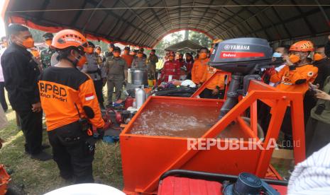 Wali Kota Kediri Abdullah Abu Bakar (kiri) meninjau peralatan saat apel kesiapsiagaan bencana hidrometeorologi di lapangan Gajah Mada, Kota Kediri, Jawa Timur, Senin (25/10/2021). Apel gabungan tersebut sebagai upaya kesiapan menghadapi bencana yang dipengaruhi oleh faktor cuaca seperti banjir, tanah longsor, hingga puting beliung. 