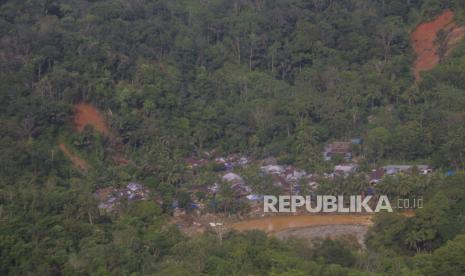 Foto udara kondisi sebuah desa di lereng pegunungan Meratus yang tampak longsor di Kabupaten Hulu Sungai Tengah, Kalimantan Selatan, Ahad (24/1). Kepala Lembaga Ilmu Pengetahuan Indonesia (LIPI) Laksana Tri Handoko mengatakan fokus riset dan inovasi nasional LIPI 2021 akan fokus pada kebencanaan dan lingkungan.