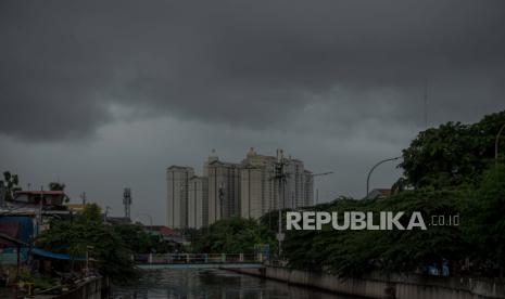 Langit mendung menyelimuti Jakarta, Sabtu (9/1). Wagub DKI, Ahmad Riza Patria mengimbau masyarakat mewaspadai peningkatan curah hujan beberapa hari ke depan.