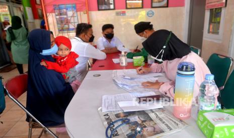 Proses screening siswa sebelum vaksinasi Covid-19 susulan di SD Muhammadiyah Sagan, Yogyakarta, Selasa (25/1/2022). Beberapa siswa SD terpaksa mengikuti vaksinasi Covid-19 susulan karena berhalangan saat vaksinasi di sekolah asal. Dinas Kesehatan (Dinkes) Kota Yogyakarta mengaku telah menyelesaikan vaksinasi anak usia 6-11 tahun sesuai rekomendasi Kemenkes. Bahkan waktu yang ditargetkan selesai pada Rabu (19/1/2022) lebih cepat dengan capaian 101 persen.