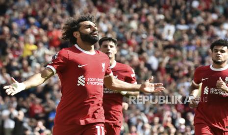 Penyerang Liverpool Mohamed Salah berselebrasi setelah mencetak gol di pentas Liga Primer Inggris.