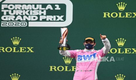 Pembalap Formula Satu Meksiko urutan kedua Sergio Perez dari BWT Racing Point merayakan di podium setelah Grand Formula Satu Turki di sirkuit Intercity Istanbul Park, Istanbul, Turki, 15 November 2020.