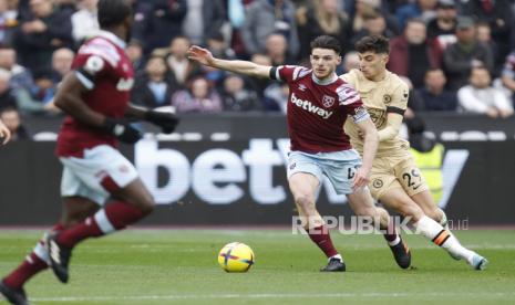 Kai Havertz dari Chelsea, kanan, menantang bola dengan Declan Rice dari West Ham selama pertandingan sepak bola Liga Premier Inggris antara West Ham United dan Chelsea di London, Sabtu, (11/2/2023).